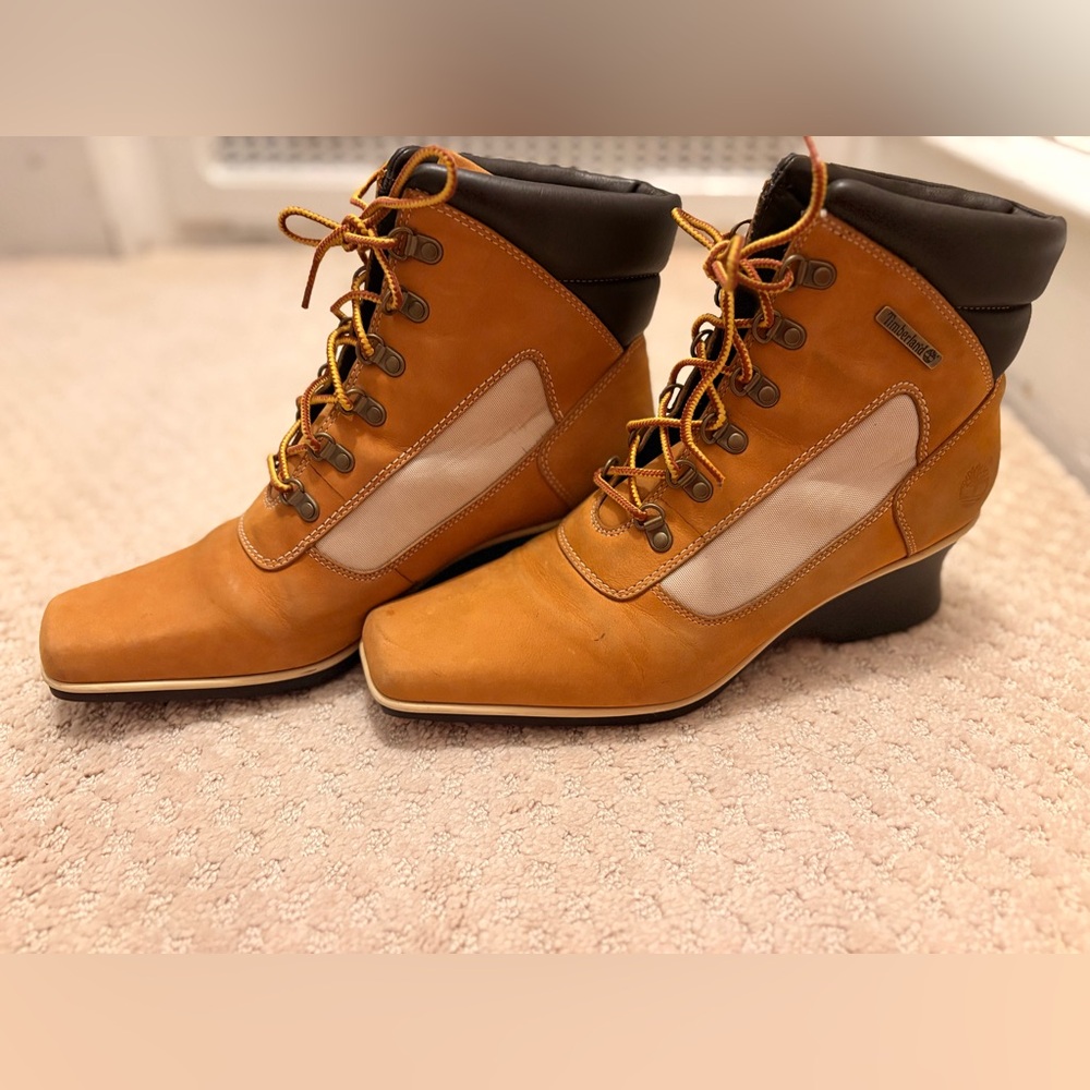 Lady Tims!! Timberland Women’s Wedge Chukka Boots Wheat Nubuck Size 9 EUC!